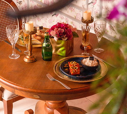 mesa posta com prato e vinho