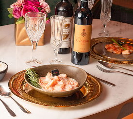 prato de camarão com vinhos