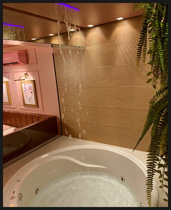 banheira de hidromassagem em uma suíte do Perfume Motel